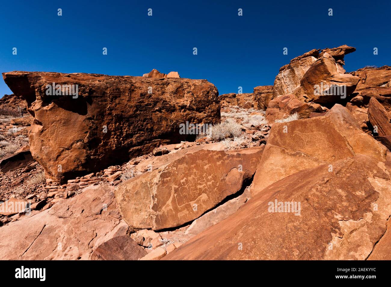 Löwenman Rock (Löwenplatte), Ancient Bushman Rock Ingravings, Twyfelfontein oder /UI-//aes, Damaraland (Erongo), Namibia, Southern Africa, Afrika Stockfoto