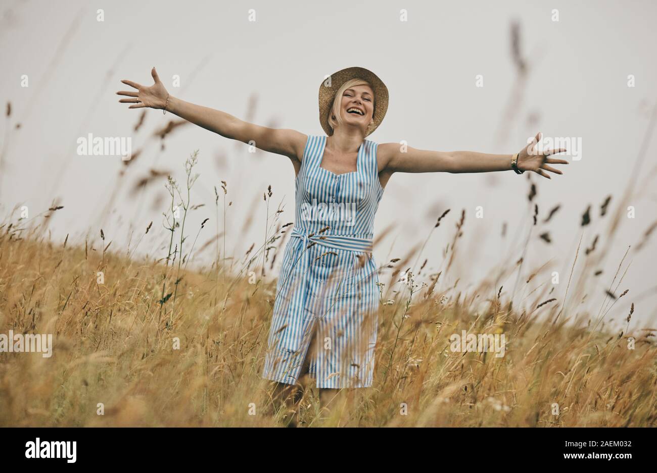 Glückliche Frau entspannen im Sommer im schönen Feld. Stockfoto