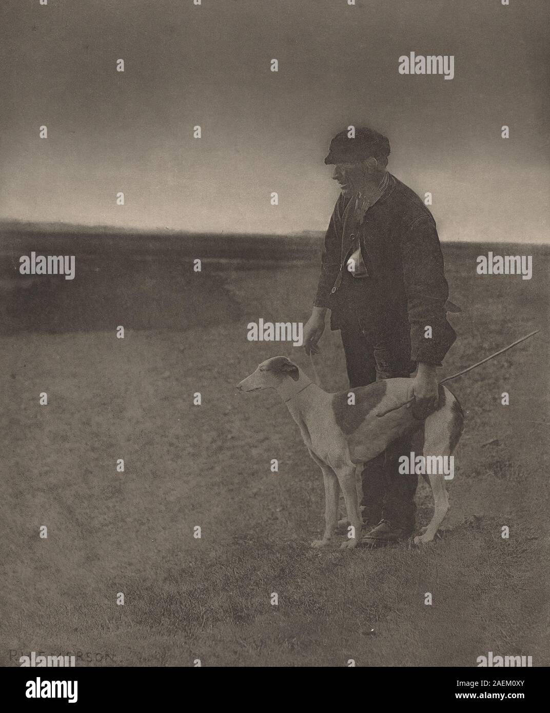Eine Fotografie von Peter Henry Emerson aus dem Jahr 1888 mit dem Titel „The Poacher-A Hare in View“, die einen Wilderer mit einem Hasen in einer ländlichen Landschaft darstellt und naturalistische Komposition, Outdoor-Setting und Fototechniken des 19. Jahrhunderts demonstriert. Stockfoto