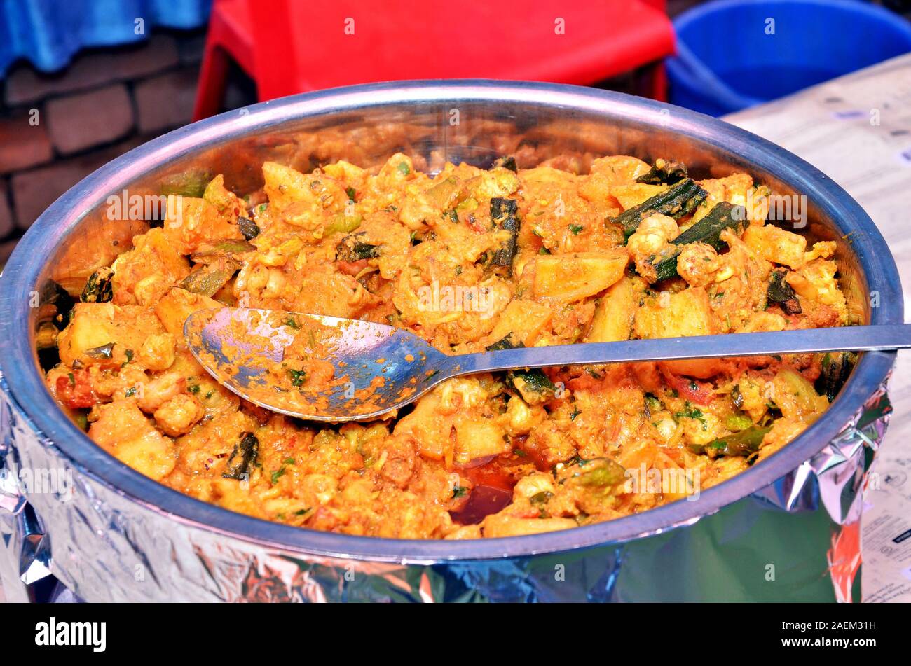 Hausgemachte Indien Essen: "aloo Gobhi' oder wissen, wie scharf gewürzte Kartoffeln mit Blumenkohl ist Hauptbestandteil Kochen mit den getrockneten Zwiebeln Samen im Boden masala Vergangenheit Stockfoto