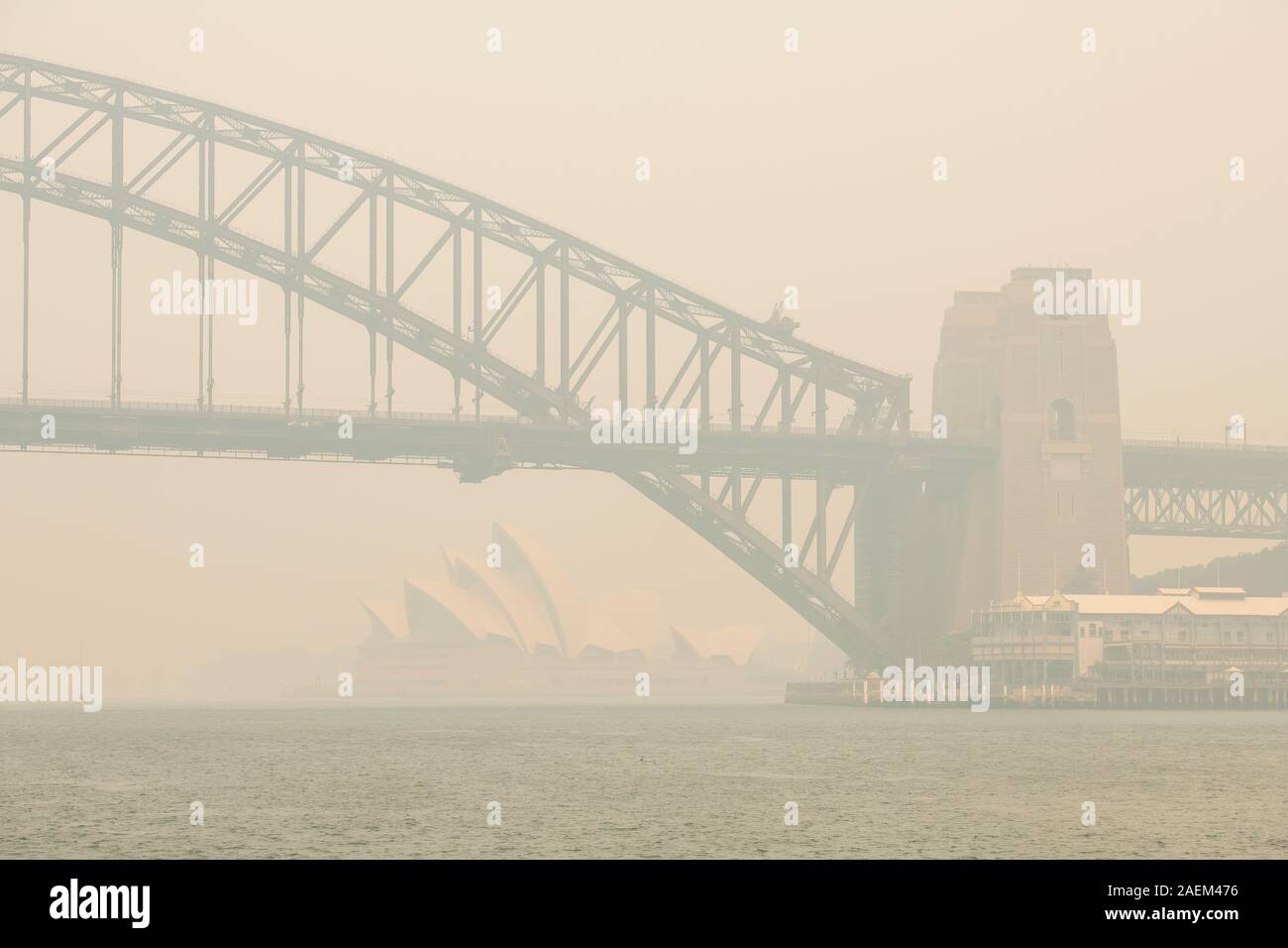 Sydney, Australien. 10 Dez 19. Mehrere Brände in NSW haben eine schwere Rauch Dunst über die Stadt Sydney. Stockfoto