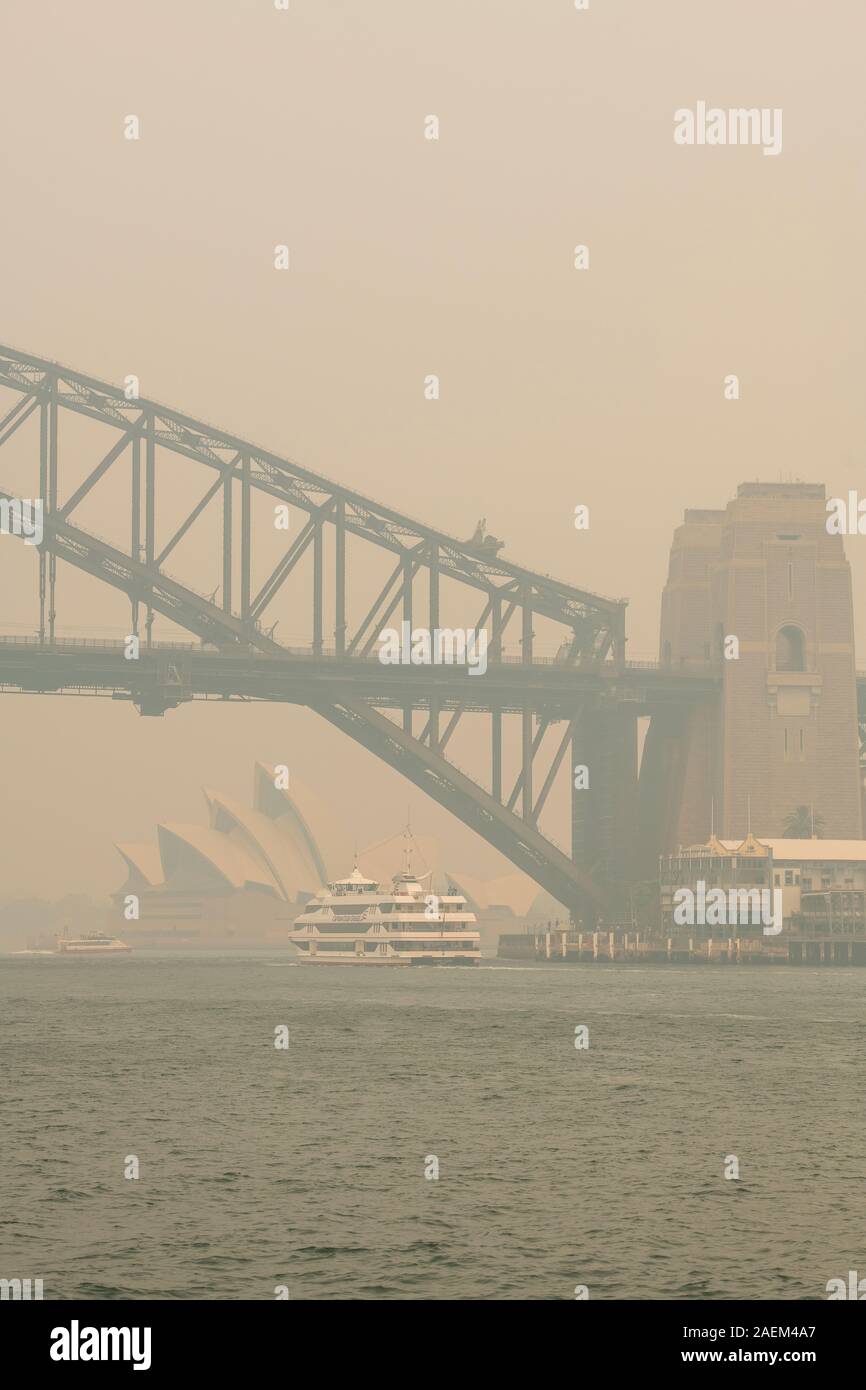Sydney, Australien. 10 Dez 19. Mehrere Brände in NSW haben eine schwere Rauch Dunst über die Stadt Sydney. Stockfoto