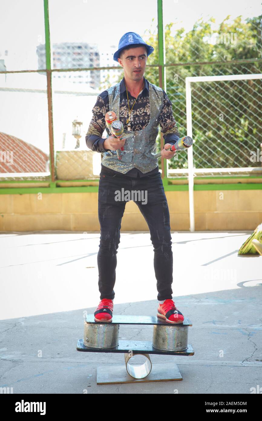 Flasche jonglieren Fotos und Bildmaterial in hoher Auflösung Alamy