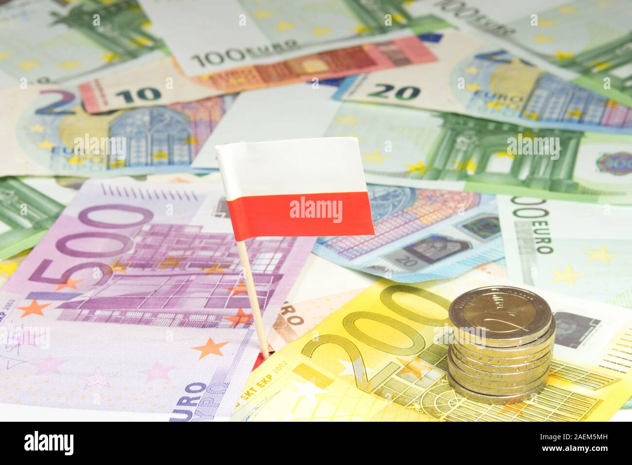 Euro Rechnungen und Flagge Polens Stockfoto