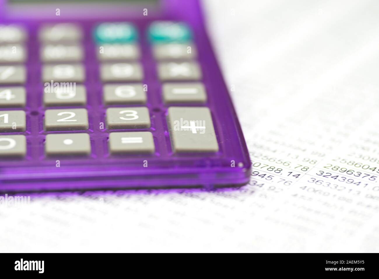 Ein Taschenrechner und Tabellenkalkulation Stockfoto