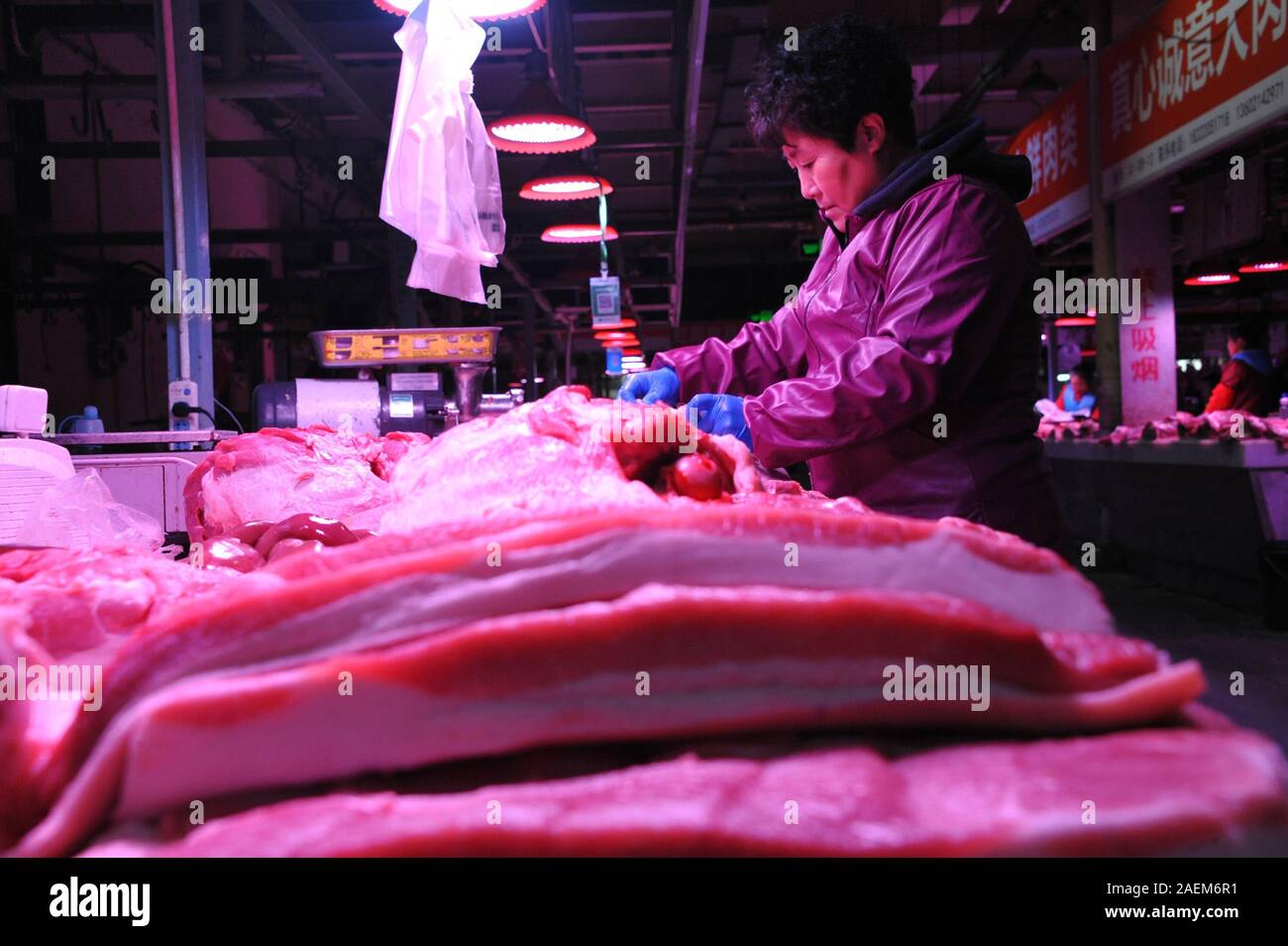 Kunden kaufen Schweinefleisch um einen Stand auf einem lokalen Markt in Tianjin, China, 16. November 2019. Der Preis für Schweinefleisch weiter gehen als die Regierung o Stockfoto