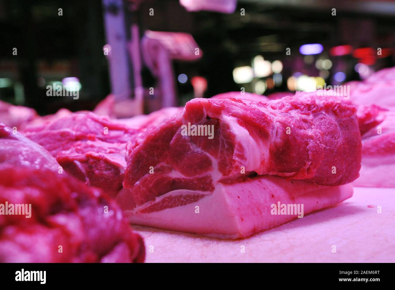 Kunden kaufen Schweinefleisch um einen Stand auf einem lokalen Markt in Tianjin, China, 16. November 2019. Der Preis für Schweinefleisch weiter gehen als die Regierung o Stockfoto