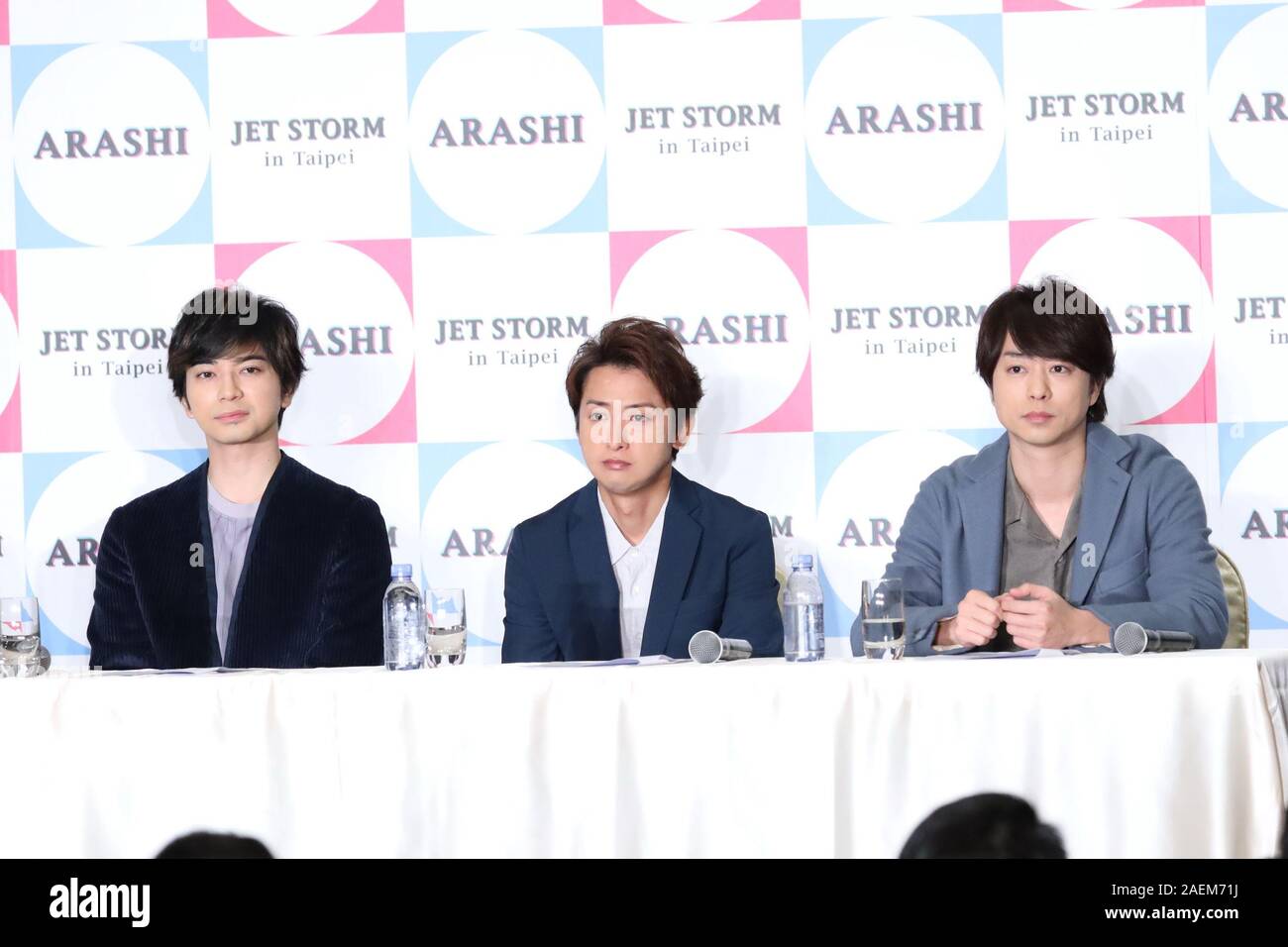 Mitglieder der japanischen Popgruppe Arashi sprechen auf der Pressekonferenz von Jet Storm Ereignis in Taipei, Taiwan, 11. November 2019. Stockfoto