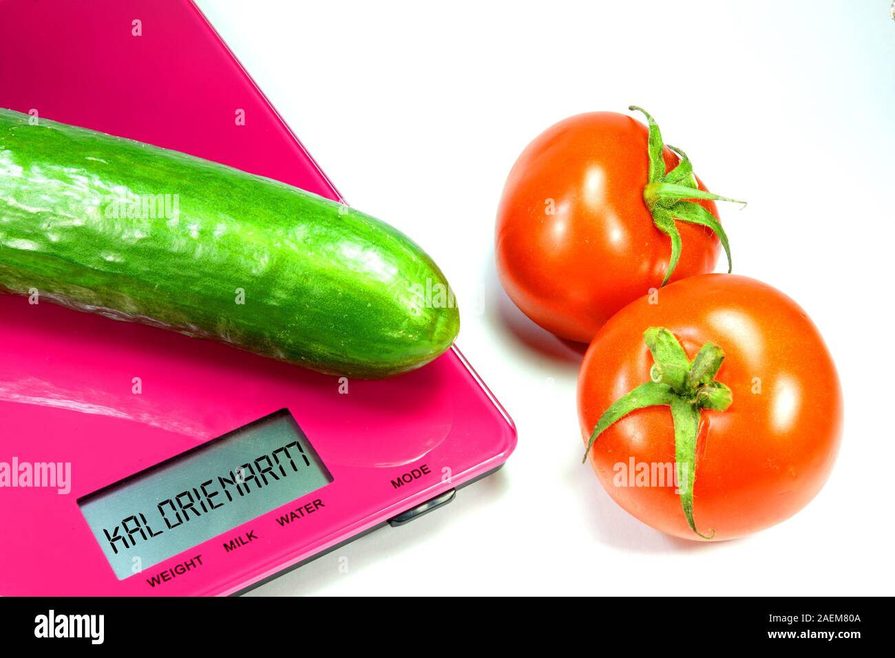 Gurken, Tomaten, Küchenwaagen und Slogan Kalorienarme Stockfoto