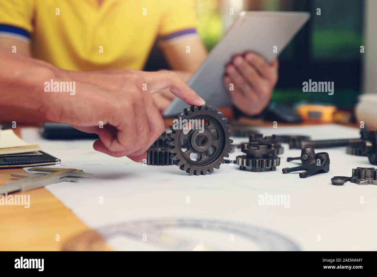 Ingenieur diskutieren und Gestaltung über mechanische Getriebe Teile im Amt. Stockfoto