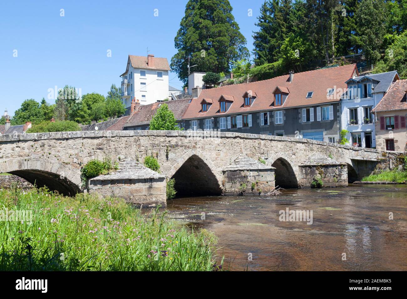 15 thC Pont Roby Überquerung des Flusses Creuse, Aubusson, Creuse, Nouvelle-Aquitaine, Frankreich. Felletin ist das Zentrum der 550 Jahre alten französischen Wandteppich in Stockfoto