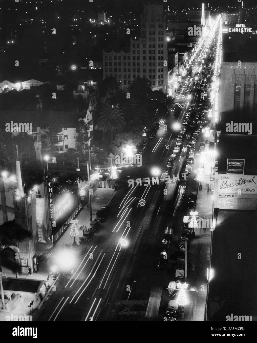 CHRISTMAS PARADE auf dem Hollywood Boulevard mit Grauman's Chinese Theater zeigt DIE LUSTIGE WITWE mit Maurice Chevalier und JEANETTE MacDONALD von Ernst Lubitsch Dezember 1934 gerichtet Stockfoto