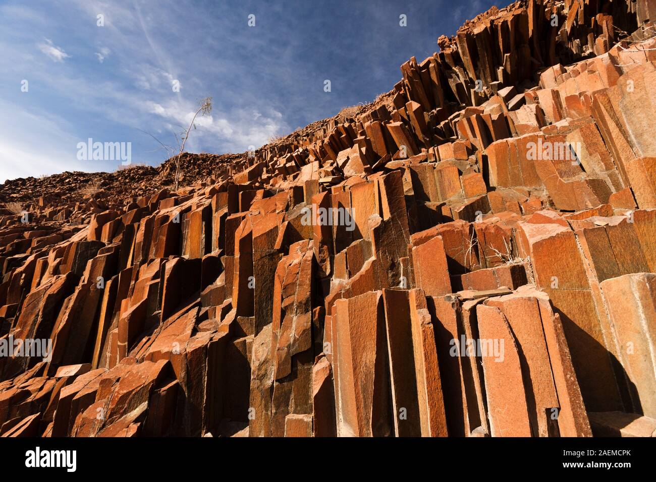 Basaltische Säulengelenke 'Orgelpfeifen', Twyfelfontein oder /UI-//aes, Damaraland(Erongo), Namibia, Südafrika, Afrika Stockfoto