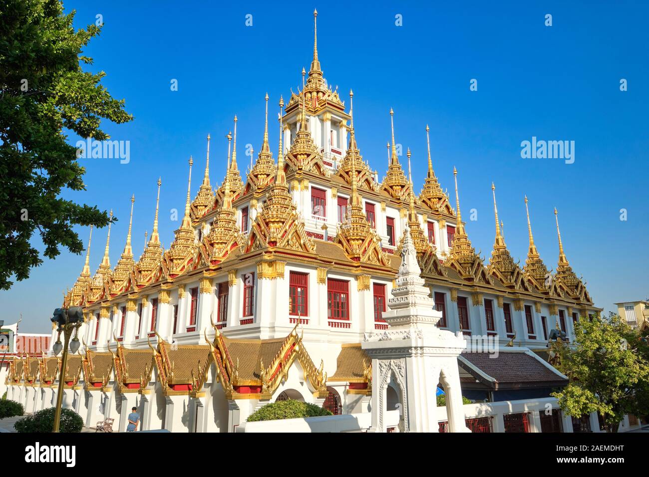 Die vergoldeten Lohaprasad, die sich auf die Architektur einer alten buddhistischen Kloster in Sri Lanka; Teil des Wat Rajanadta, Bangkok, Thailand Stockfoto