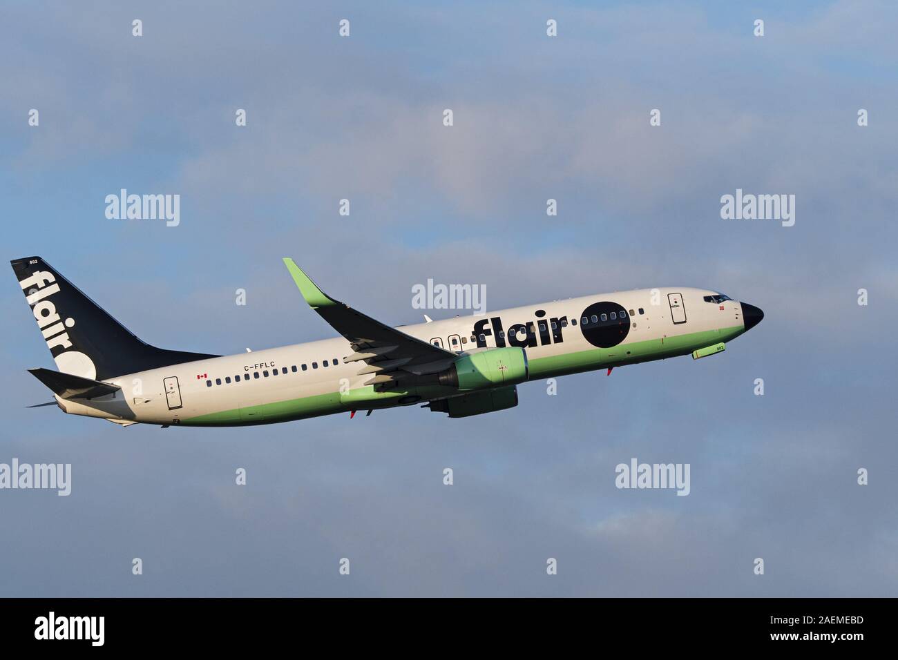 Richmond, British Columbia, Kanada. 15 Nov, 2019. Ein Flair Airlines Boeing 737-800 (C-FFLC) Single-Aisle-Jet Airliner Airborne nach dem Take-off. Credit: bayne Stanley/ZUMA Draht/Alamy leben Nachrichten Stockfoto