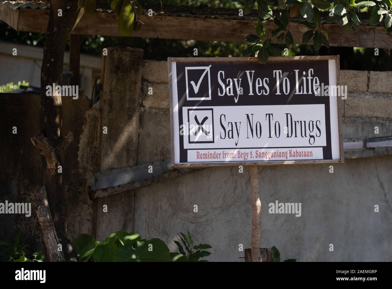 Eine einfache Zeichen, die sich auf Drogen an der Seite von einer öffentlichen Straße, Coron town, Philippinen Stockfoto