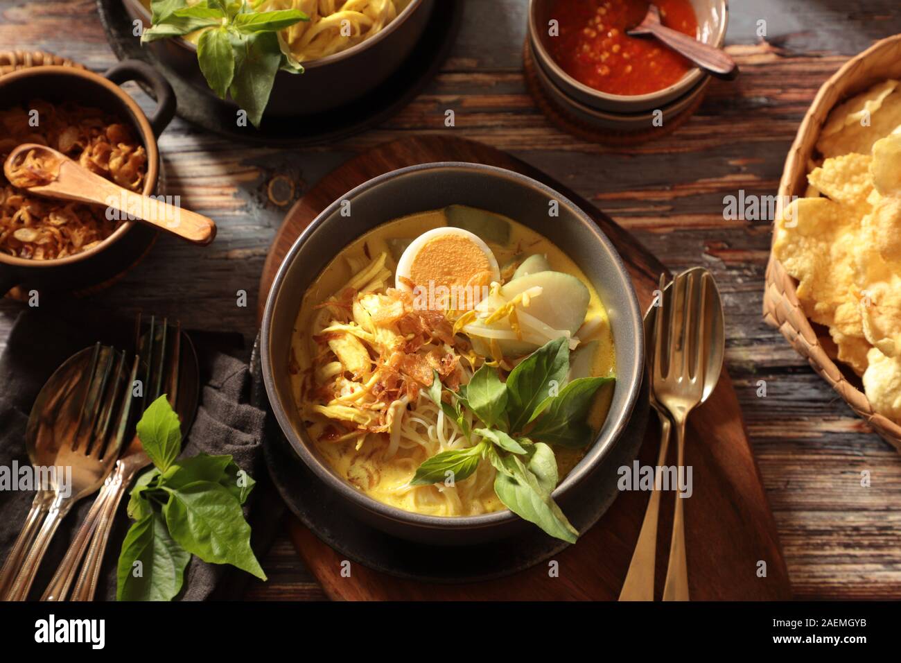 Laksa Cibinong. Sundanesischen Huhn Nudelsuppe in Kokosmilch von Cibinong, West Java. Stockfoto