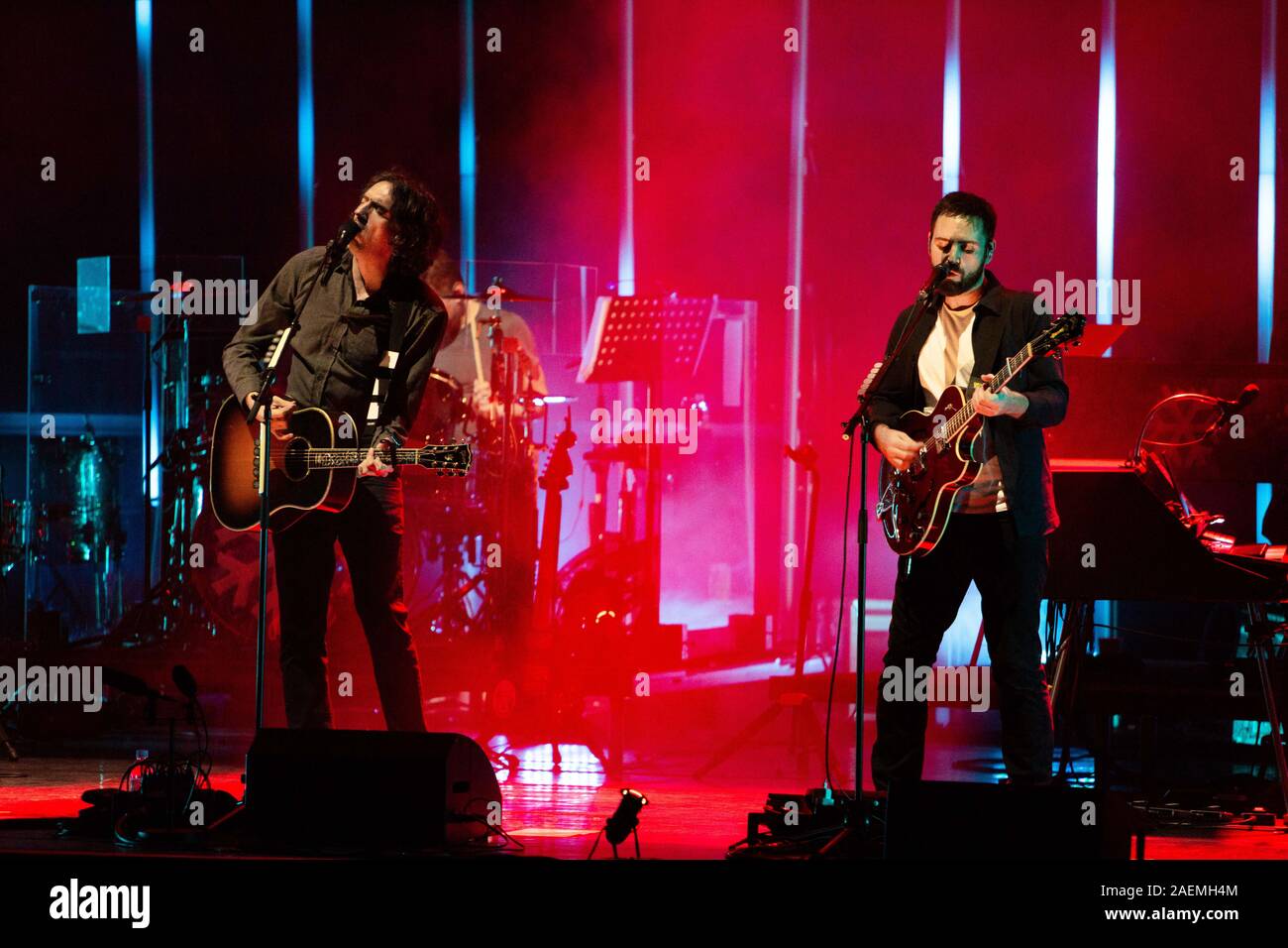 Belfast, UK. 09 Dez, 2019. Gary Lightbody und Nathan Connolly der Nordirischen Gruppe jetzt Patrol' live auf der Bühne auf Ihre überarbeitet Tour an der Waterfront Hall in Belfast. Credit: SOPA Images Limited/Alamy leben Nachrichten Stockfoto