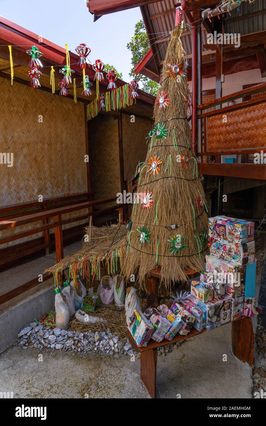Bin improvisierte Weihnachtsbaum aus recycelten Materialien hergestellt, Dezember 2019, Coron, Philippinen Stockfoto