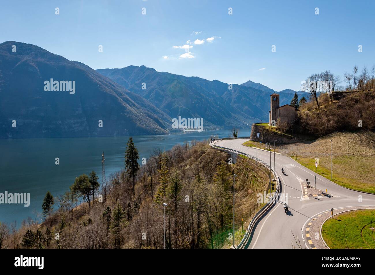 Blick über den Idrosee aus den Bergen von Bagolino, einem Dorf, das bekannt ist für "bagoss Käse, ein Reiseziel für die Berge und den See. Stockfoto