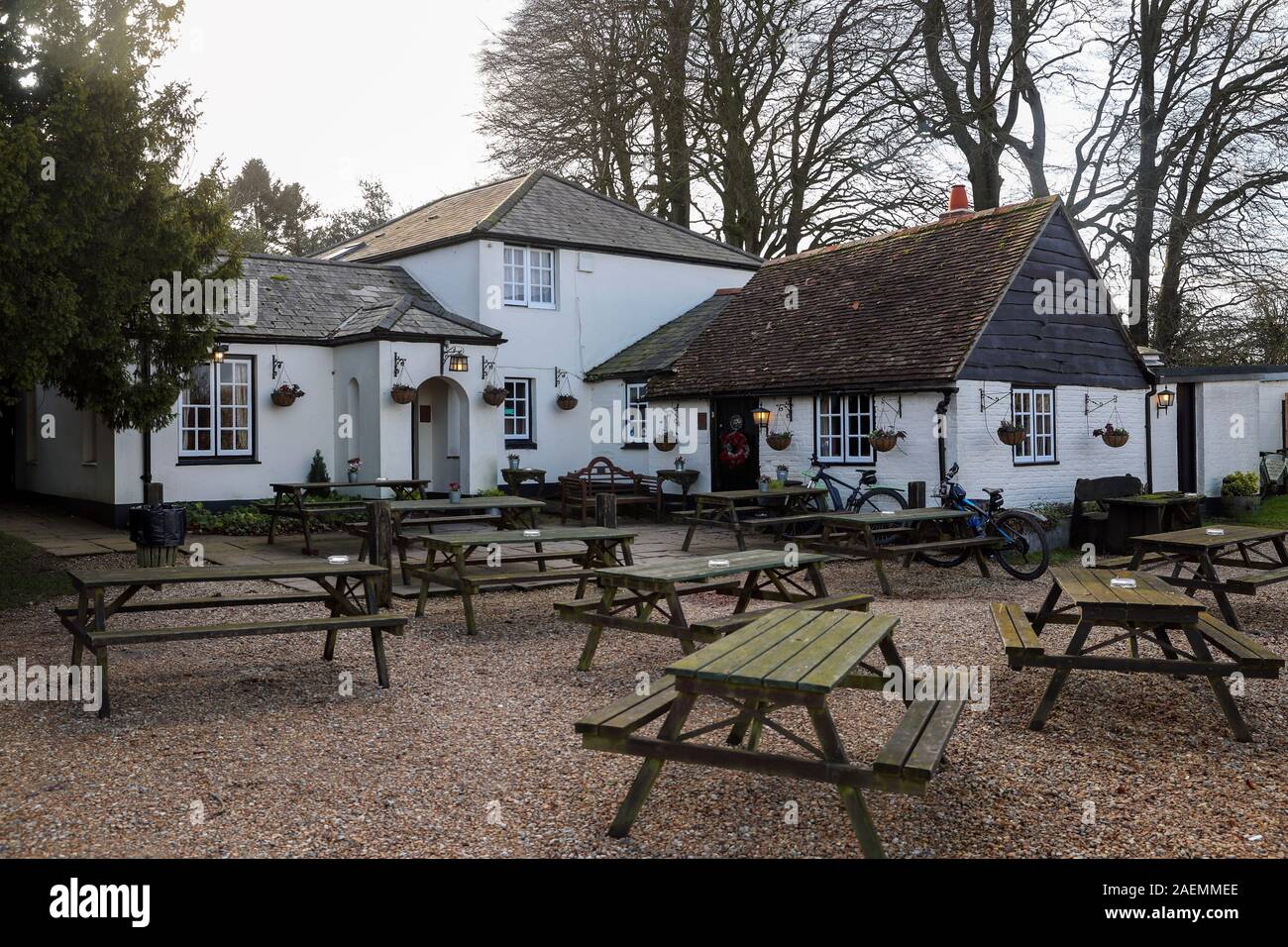 Das weiße Pferd Public House (die Kneipe ohne Namen) in Priors Dean in der Nähe von Petersfield, die als Wahllokal für die allgemeine Wahl dienen. Stockfoto