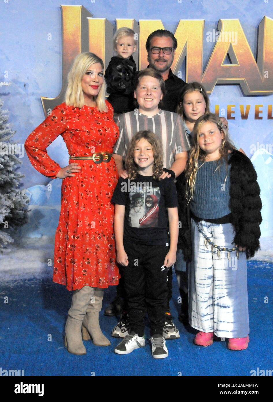 Hollywood, Kalifornien, USA, 9. Dezember 2019 Schauspielerin Tori Spelling, Ehemann Dean McDermott und ihre Kinder Beau Dean McDermott, Liam Aaron McDermott, Finn Davey McDermott, Stella Doreen McDermott und Hattie Margaret McDermott besuchen Sony Pictures präsentiert die Weltpremiere von "Jumanji: Die nächste Ebene' am 9. Dezember 2019 an TCL Chinese Theatre in Hollywood, Kalifornien, USA. Foto von Barry King/Alamy leben Nachrichten Stockfoto