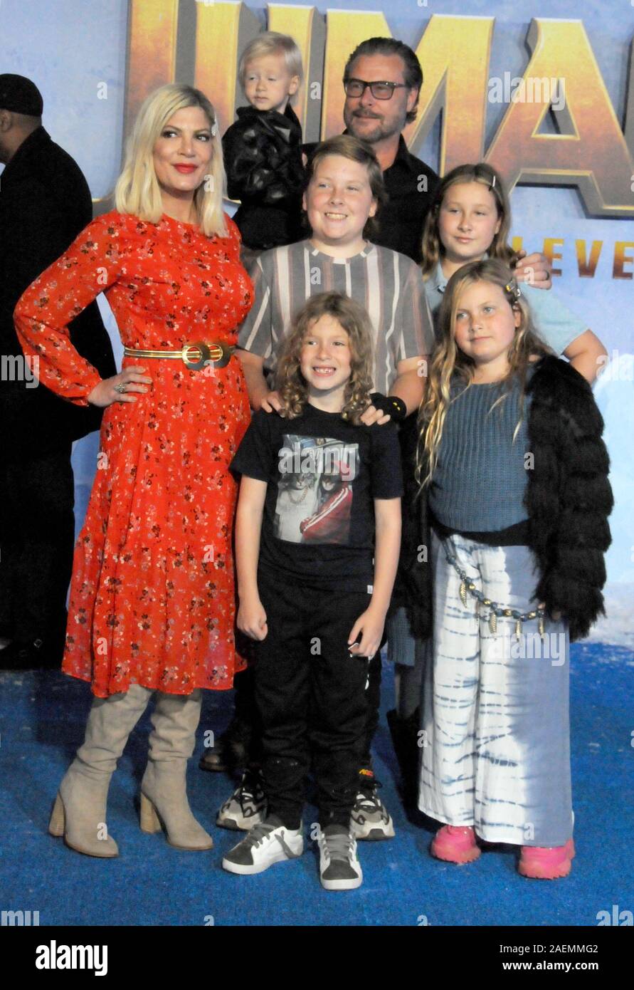 Hollywood, Kalifornien, USA, 9. Dezember 2019 Schauspielerin Tori Spelling, Ehemann Dean McDermott und ihre Kinder Beau Dean McDermott, Liam Aaron McDermott, Finn Davey McDermott, Stella Doreen McDermott und Hattie Margaret McDermott besuchen Sony Pictures präsentiert die Weltpremiere von "Jumanji: Die nächste Ebene' am 9. Dezember 2019 an TCL Chinese Theatre in Hollywood, Kalifornien, USA. Foto von Barry King/Alamy leben Nachrichten Stockfoto