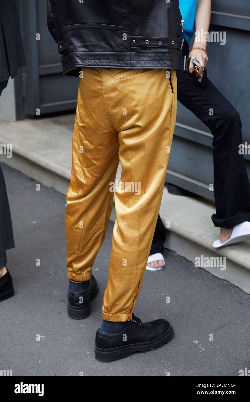 Mailand, Italien - September 22, 2019: der Mann mit den goldenen Hosen und schwarze Schuhe vor dem Boss fashion show, Mailand Fashion Week street style Stockfoto