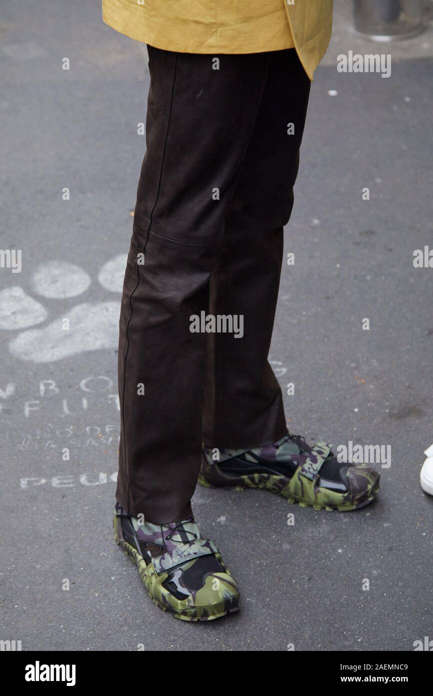 Mailand, Italien - September 22, 2019: Mann mit grünem camouflage Nike Schuhe und schwarzen Hosen vor dem Boss fashion show, Mailand Fashion Week street style Stockfoto