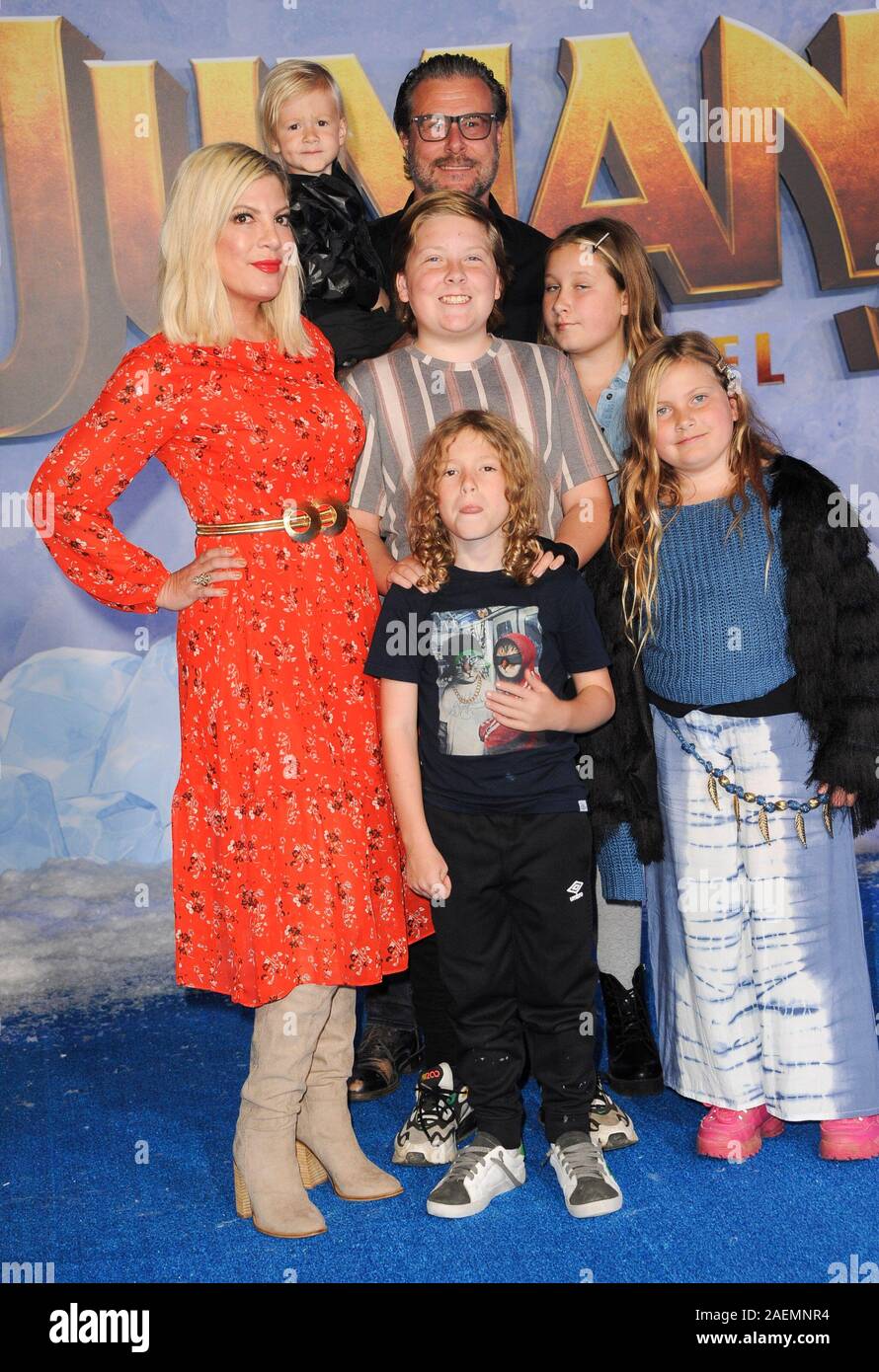 Los Angeles, CA. 9 Dez, 2019. Tori Spelling, Finn Davey McDermott, Hattie Margaret McDermott, Stella Doreen McDermott, Dean McDermott, Beau Dean McDermott in der Ankunftshalle für JUMANJI: DIE NÄCHSTE EBENE Premiere, TCL Chinese Theatre (ehemals Grauman's), Los Angeles, CA Dezember 9, 2019. Credit: Elizabeth Goodenough/Everett Collection/Alamy leben Nachrichten Stockfoto