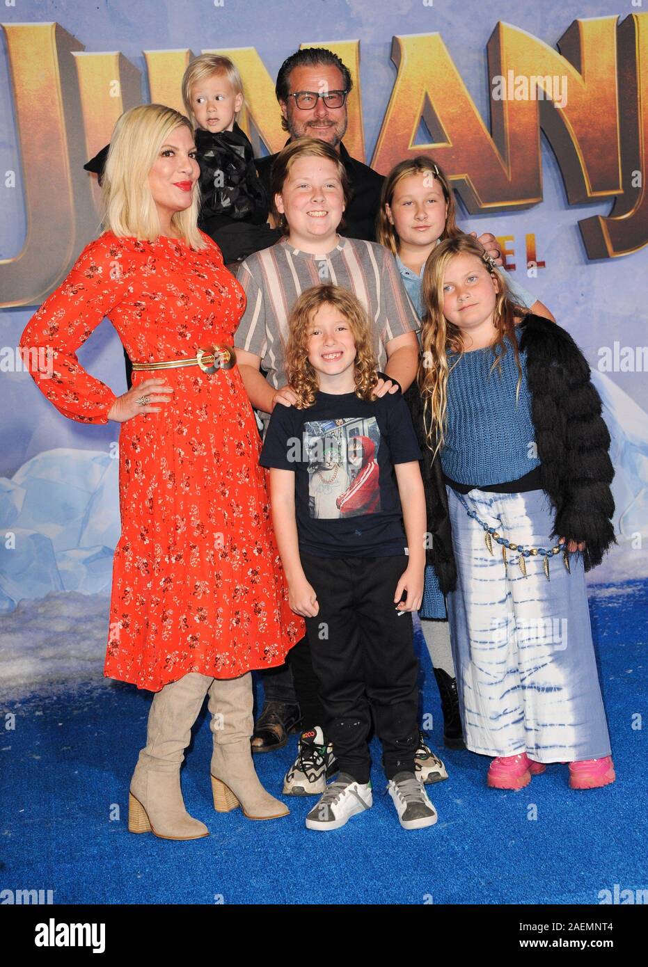 Los Angeles, CA. 9 Dez, 2019. Tori Spelling, Finn Davey McDermott, Hattie Margaret McDermott, Stella Doreen McDermott, Dean McDermott, Beau Dean McDermott in der Ankunftshalle für JUMANJI: DIE NÄCHSTE EBENE Premiere, TCL Chinese Theatre (ehemals Grauman's), Los Angeles, CA Dezember 9, 2019. Credit: Elizabeth Goodenough/Everett Collection/Alamy leben Nachrichten Stockfoto