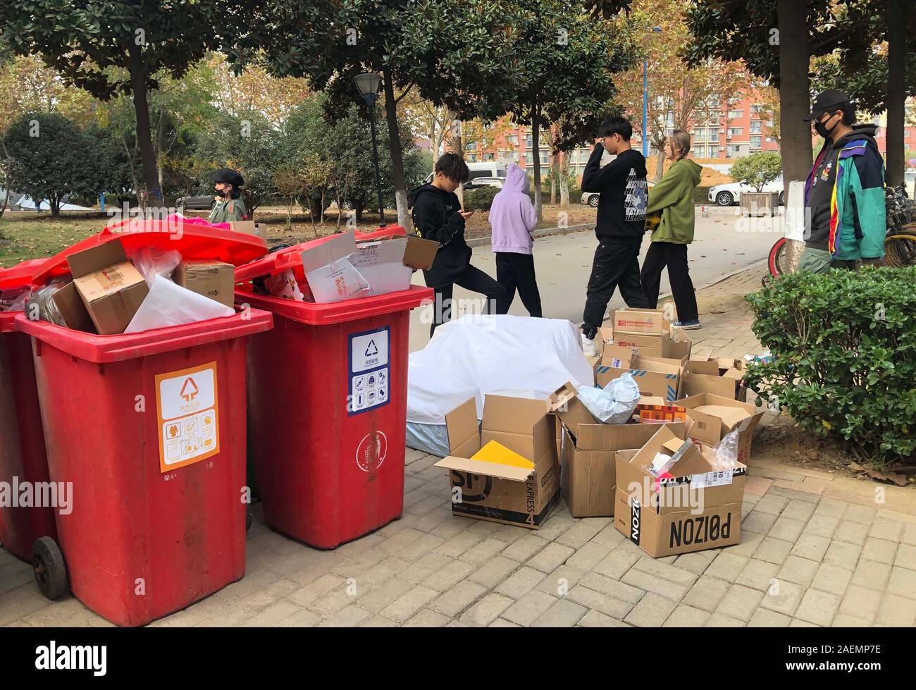Student Pass von Mülltonnen mit Delivery Packages gefüllt nach dem doppelten Elf shopping Gala in der Mitteilung der Universität von China in B Stockfoto