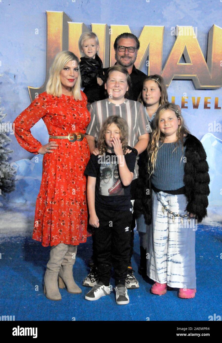 Hollywood, Kalifornien, USA, 9. Dezember 2019 Schauspielerin Tori Spelling, Ehemann Dean McDermott und ihre Kinder Beau Dean McDermott, Liam Aaron McDermott, Finn Davey McDermott, Stella Doreen McDermott und Hattie Margaret McDermott besuchen Sony Pictures präsentiert die Weltpremiere von "Jumanji: Die nächste Ebene' am 9. Dezember 2019 an TCL Chinese Theatre in Hollywood, Kalifornien, USA. Foto von Barry King/Alamy leben Nachrichten Stockfoto