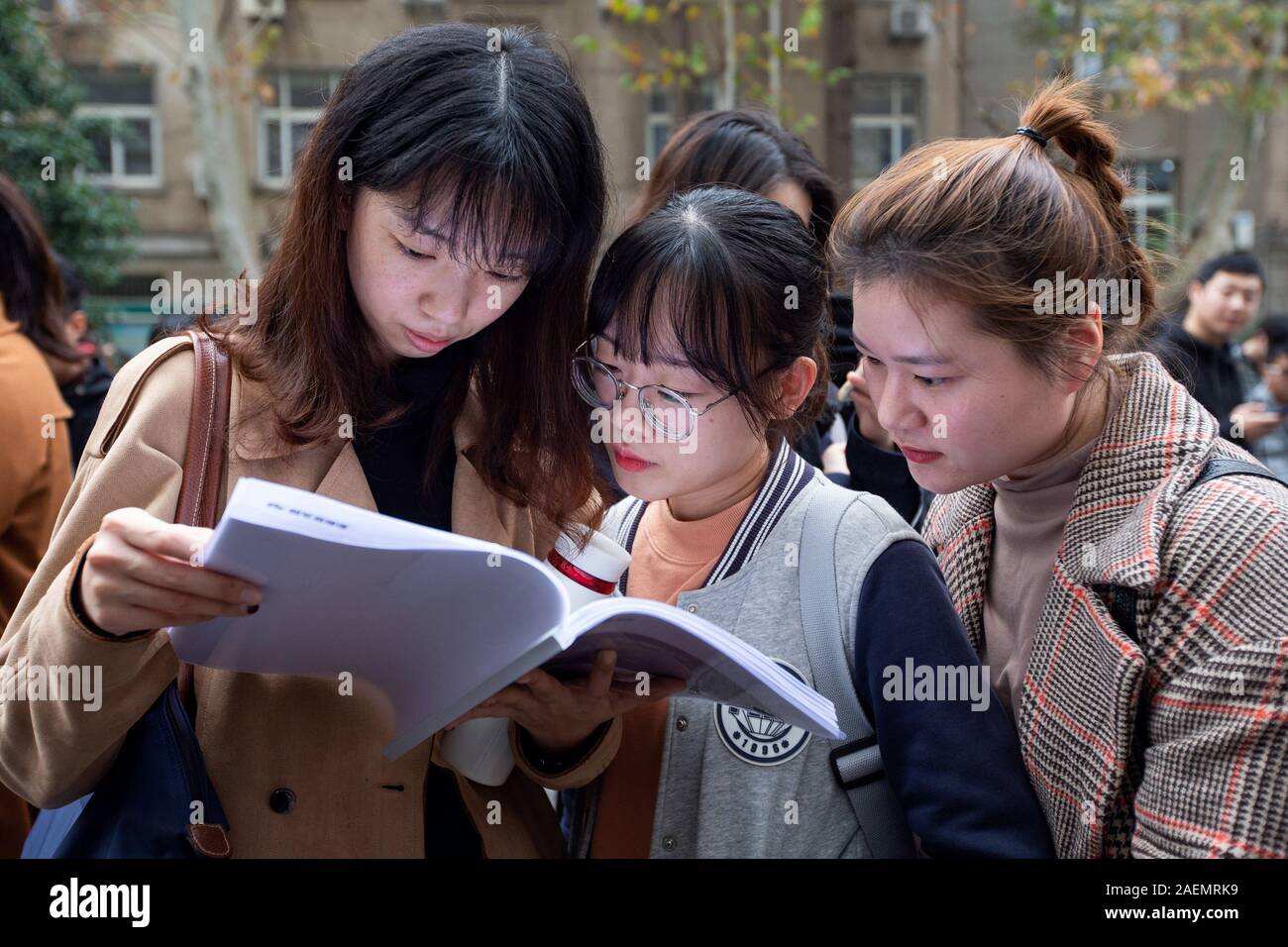 Bewerber warten außerhalb des Klassenzimmers, wo Sie die Unified schriftliche Prüfung des Beamten nehmen, der Vorbereitung auf die eingehenden Untersuchungen in Nanjing Agr Stockfoto