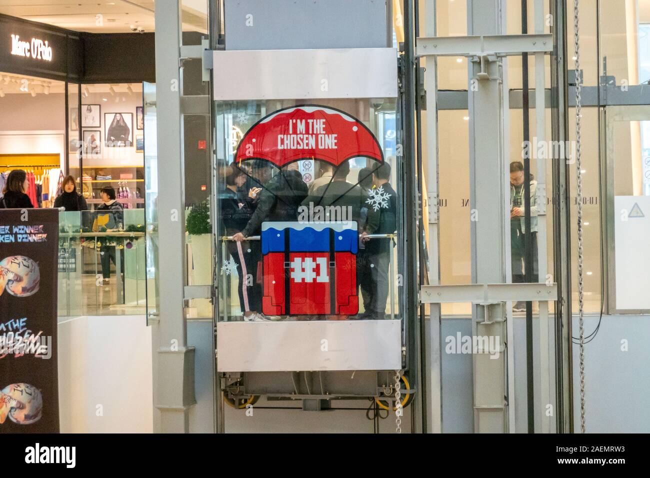 Aufzüge in der Shopping Mall sind mit Player ist das Unbekannte Schlachtfelder Spiel (PUBG) Thema in Shanghai, China, 21. November 2019 eingerichtet. Chinas erste Stockfoto