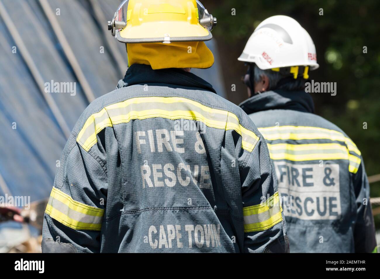 Zwei oder ein paar Feuerwehrmann der Feuerwehr bei einem Verkehrsunfall Szene tragen Gut sichtbare Kleidung als Notfallhelfer in Kapstadt, Südafrika Stockfoto