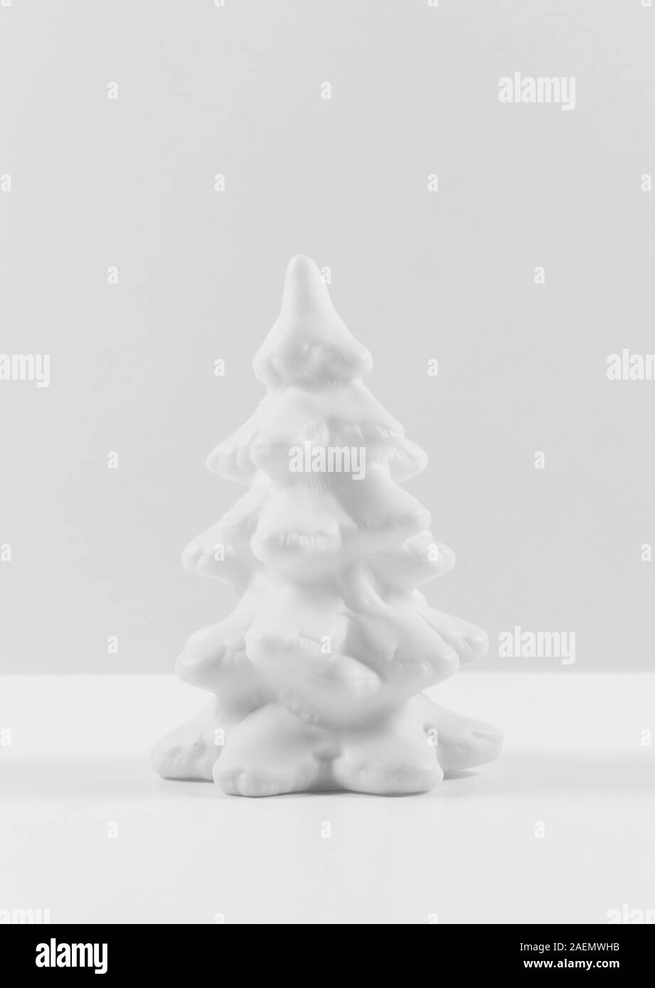 Erstaunlich Monochrome Weihnachtsbaum in grauen Farben Palette. Neues Jahr Karte. Minimalismus Konzept. Stockfoto