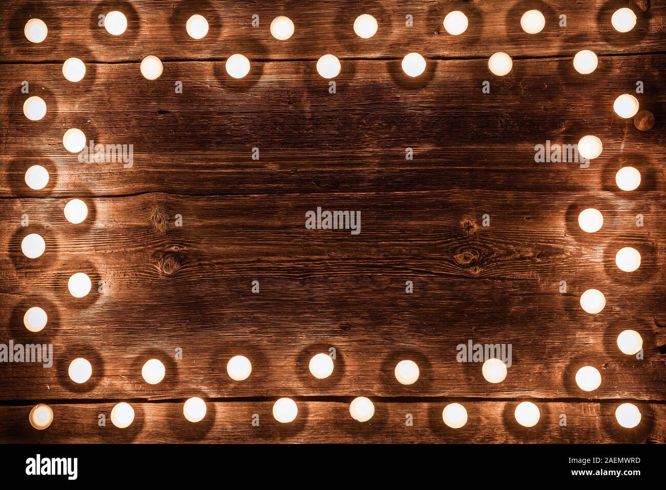 Vintage Holz- Hintergrund mit Teelicht Kerzen Grenze. Stockfoto