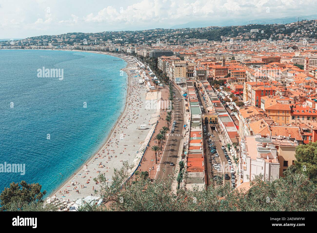 Die öffentlichen Thermen Plage de Castel und Plage des Ponchettes in der Stadt Nizza mit der bekannten Promenade Quai des Etats Unis in Frankreich Stockfoto