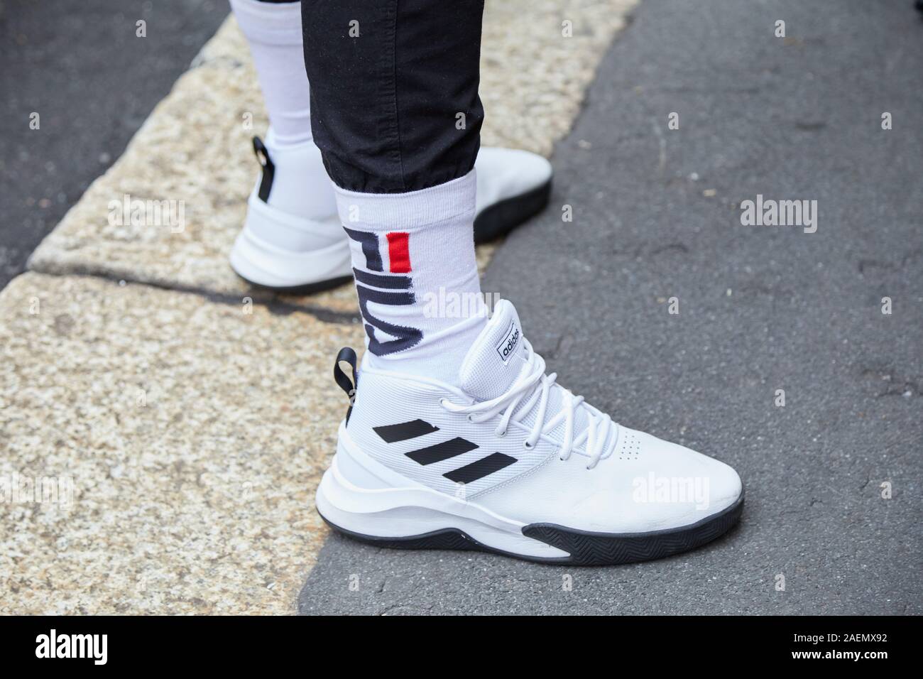 Schwarze adidas turnschuhe -Fotos und -Bildmaterial in hoher Auflösung –  Alamy