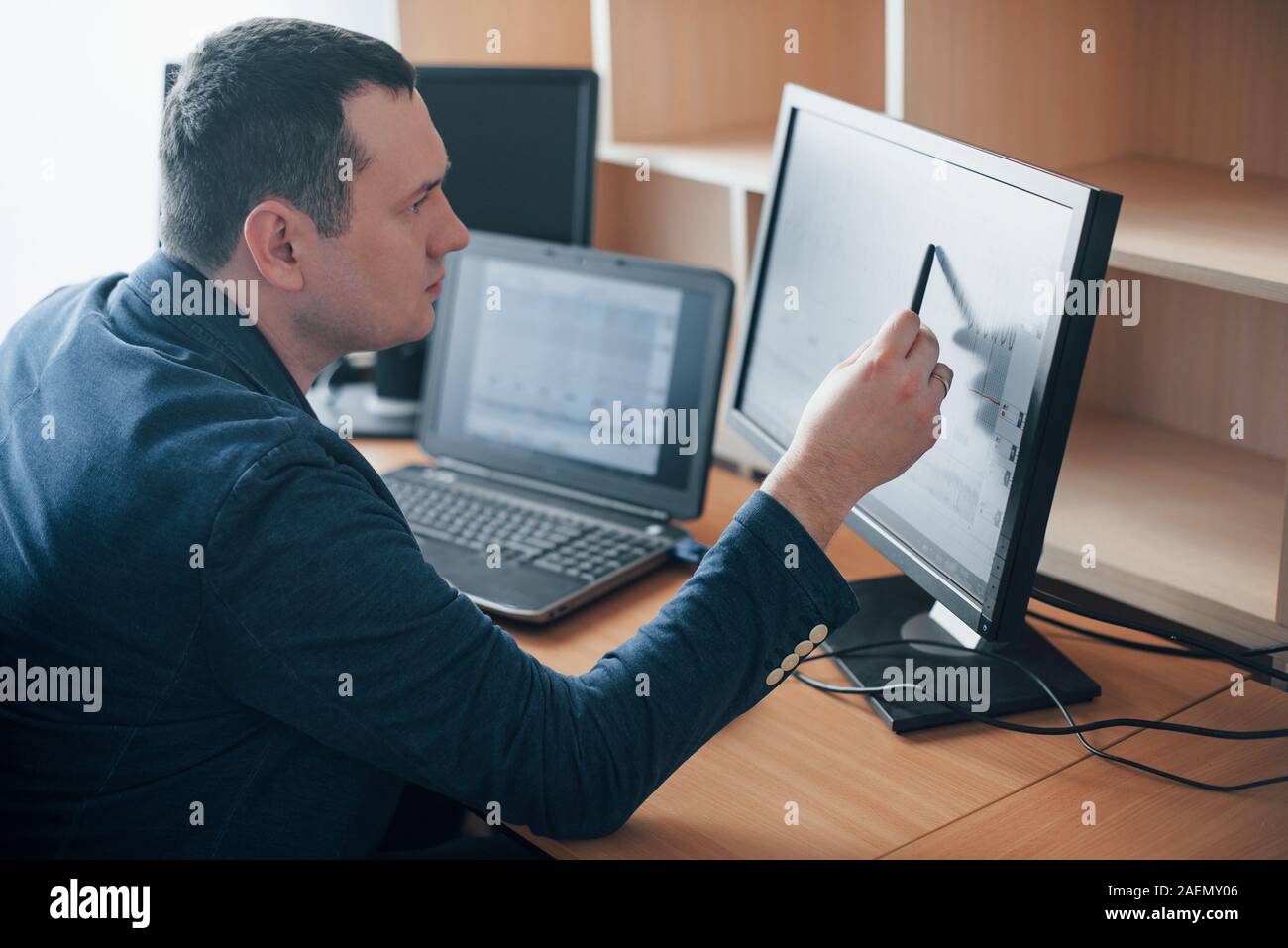 Ich sehe, wie Menschen in diesem Moment gesorgt hatten. Polygraph examiner arbeitet im Büro mit Ausstattung seines Lügendetektor Stockfoto