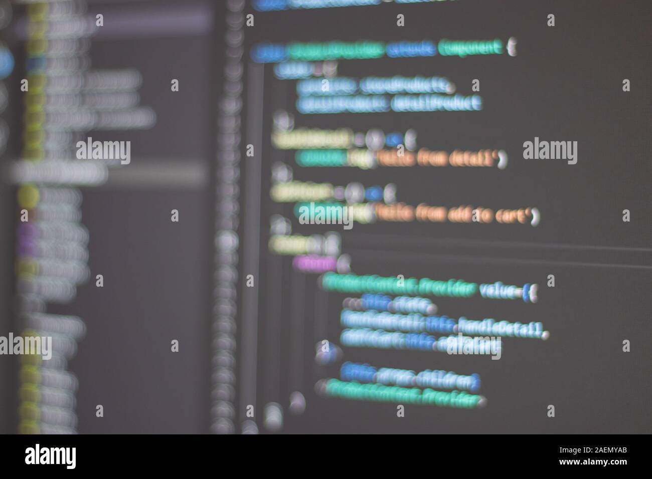 Blurry Programmiersprache auf einem schwarzen Bildschirm Hintergrund, recognazible code Umrisse Stockfoto
