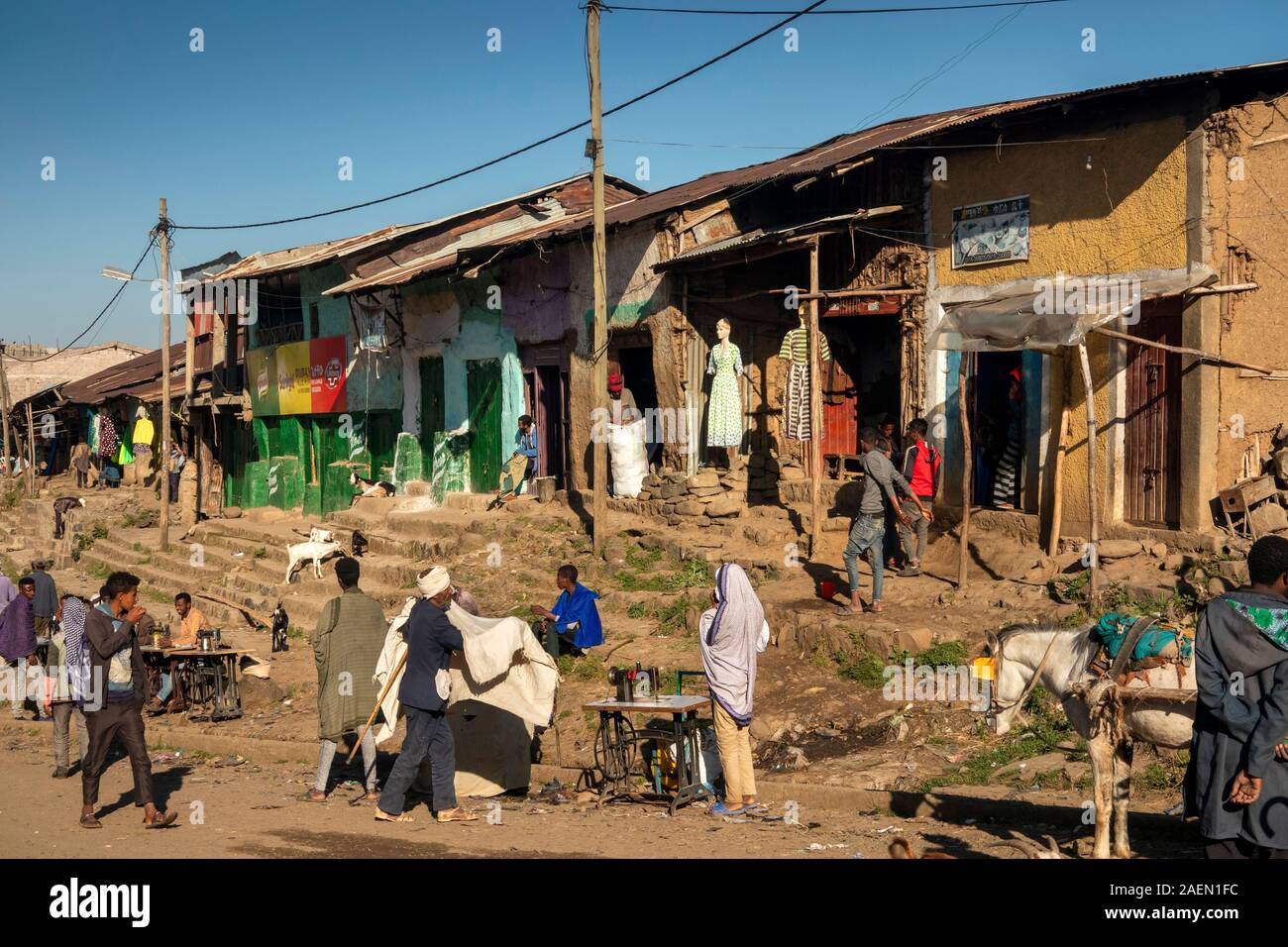 Äthiopien, Amhara-region, Soft-opening, Stadtzentrum, Markt, lokale Schneider bei der Arbeit neben der Straße Stockfoto