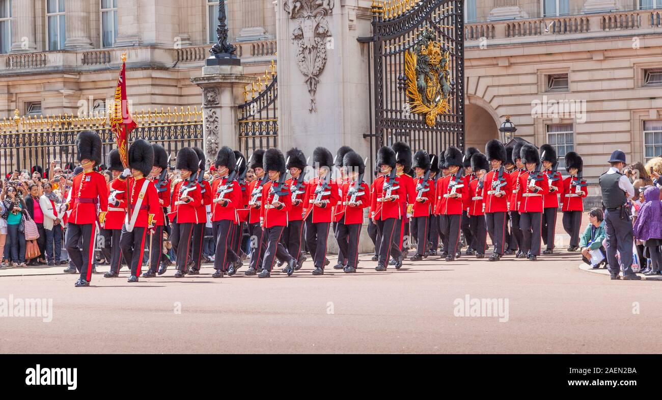 Offiziere und Soldaten der Scots Guards März aus Buckingham Palace in London. Stockfoto