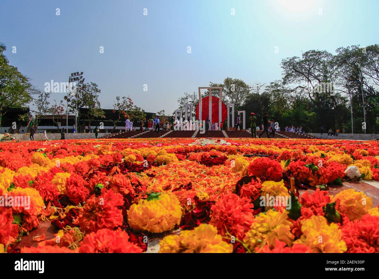 Zentrale Shahid Minar mit Kränzen und Blumen, wie die Nation ist eine Hommage an die Sprache der Bewegung Märtyrer am 21. Februar. Dhaka, Bangladesch. Stockfoto