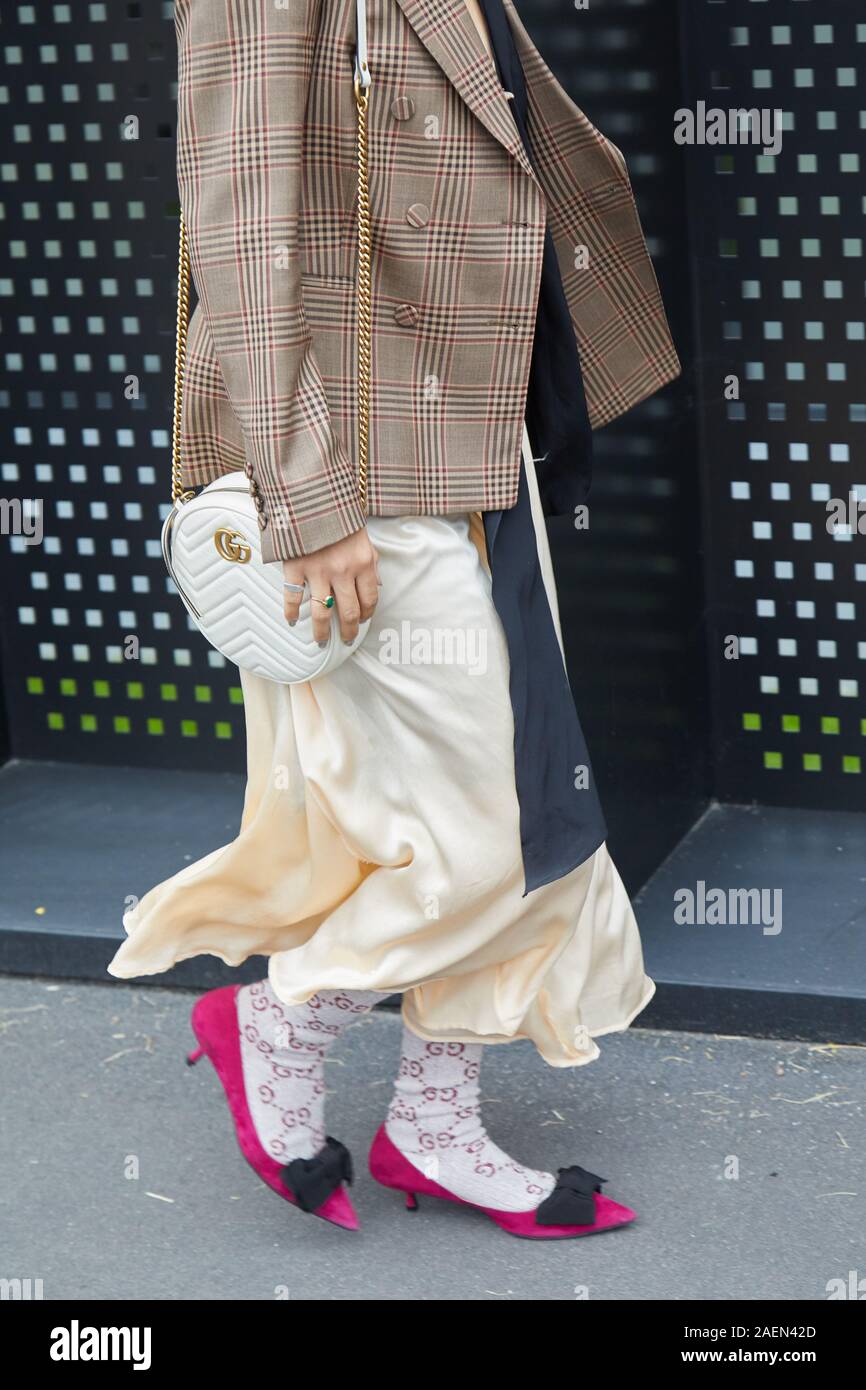 Mailand, Italien - 22. SEPTEMBER 2019: Frau mit rosa Schuhe und Strümpfe und Tasche, bevor Gucci gucci fashion show, Mailand Fashion Week street style Stockfoto