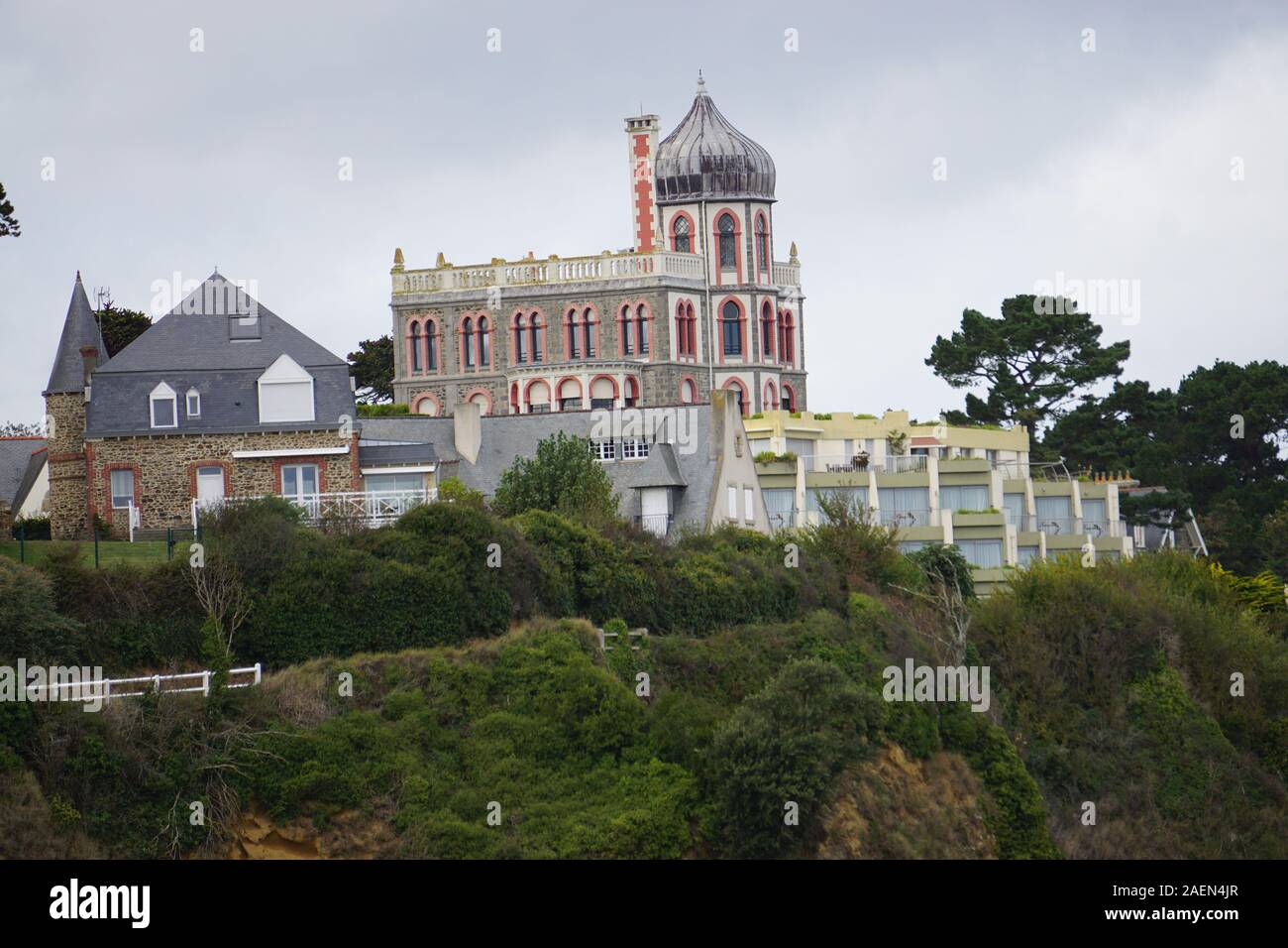 Funky altes Hotel an der Küste der Bretagne, Frankreich am Rande des Meeres Stockfoto