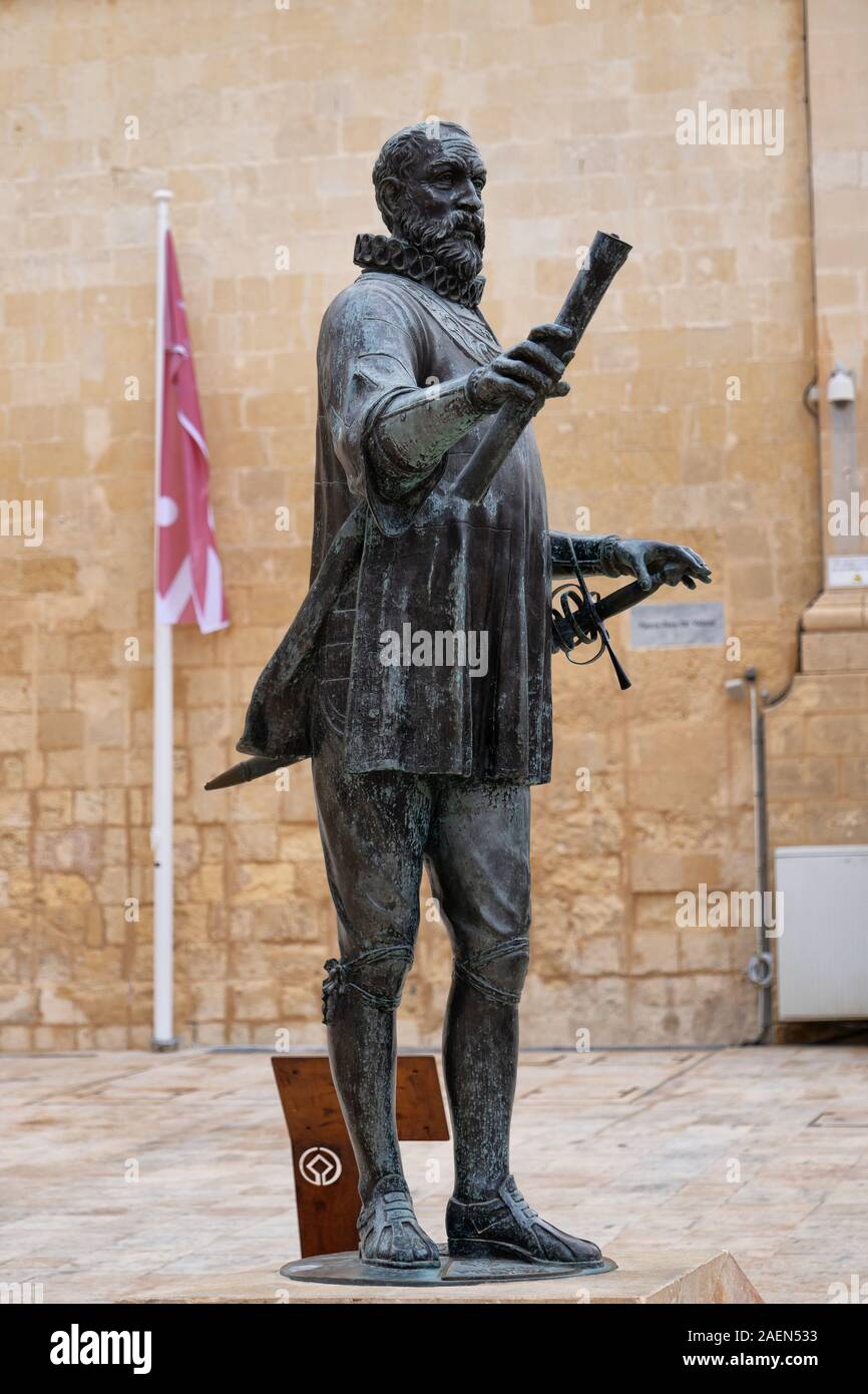 Valletta, Malta - 10. Oktober 2019: Statue von Jean de La Valette in der Hauptstadt, 49 Großmeister des Ordens von Malta, Kunstwerke von Joseph Chetcuti Stockfoto