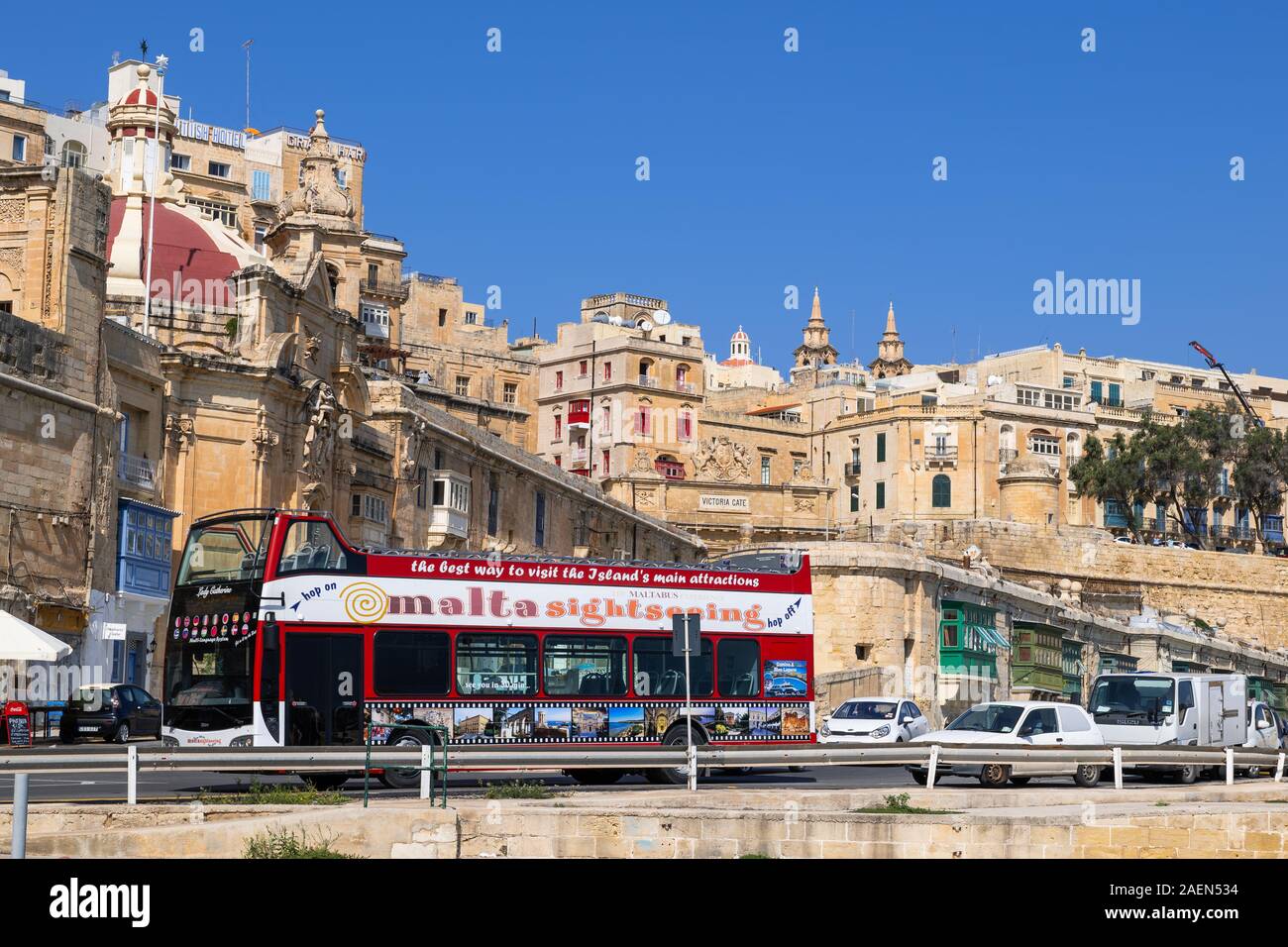 Valletta, Malta - 11. Oktober 2019: Hop on Hop off Sightseeing Bus auf einer Tour in der Hauptstadt Stockfoto