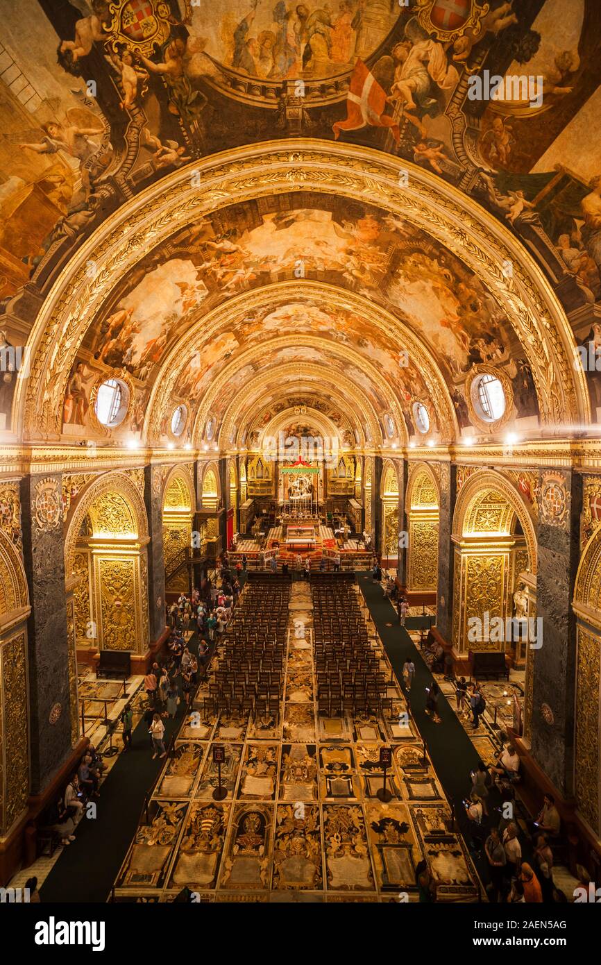 Valletta, Malta - Oktober 10, 2019: St John's Co-Cathedral hohe barocke Innenausstattung, spektakuläre Kathedrale Kirche durch die Ritter Orden gebaut Stockfoto